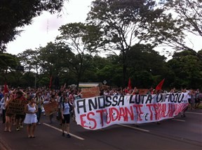 Acadêmicos da UEM protestam em frente à biblioteca central na tarde desta terça-feira